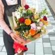 愛知県犬山市花の香花園の花　ボリュームたっぷり！　ミックス系の花束 