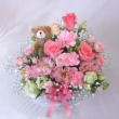愛知県犬山市花の香花園の花　ピンクアレンジメント（マスコット付き）