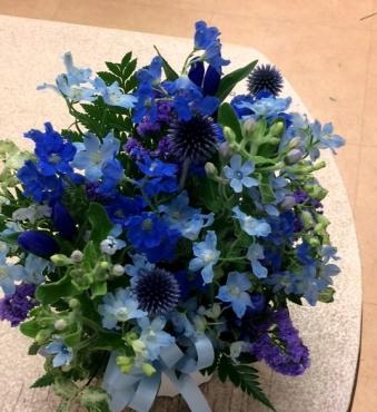 夏は、涼しく ブルー系。  ヽ(＾。＾)ノ　　　おまかせアレンジメント（ブルー系）　９０００５１｜「花の香花園」　（愛知県犬山市の花キューピット加盟店 花屋）のブログ