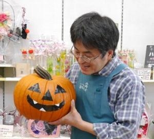 毎年恒例　かぼちゃの重さ当てクイズ　開催中ですよ。｜「花の香花園」　（愛知県犬山市の花キューピット加盟店 花屋）のブログ