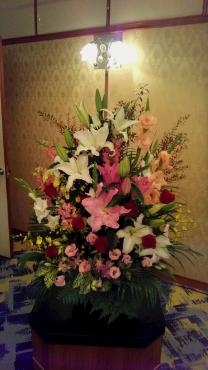 講演会に飾る、演台用のアレンジメントフラワーです♪｜「花の香花園」　（愛知県犬山市の花キューピット加盟店 花屋）のブログ