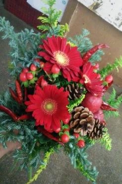 クリスマス風のブーケ風花束です 花屋ブログ 愛知県犬山市の花屋 花の香花園にフラワーギフトはお任せください 当店は 安心と信頼の花キューピット加盟店です 花キューピットタウン