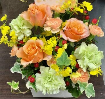 御祝のアレンジメントです(≧∇≦)｜「花の香花園」　（愛知県犬山市の花キューピット加盟店 花屋）のブログ