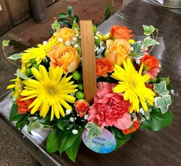 お誕生日お祝い 生花 アレンジメントですo(＾-＾)o｜「花の香花園」　（愛知県犬山市の花キューピット加盟店 花屋）のブログ