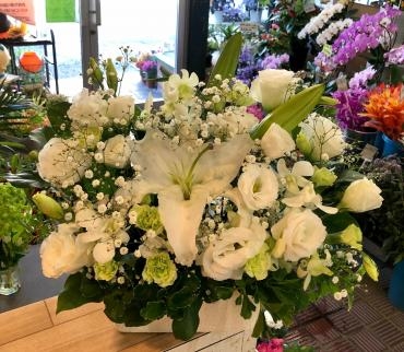 白っぽい感じの色合いのアレンジメントです。｜「花の香花園」　（愛知県犬山市の花キューピット加盟店 花屋）のブログ