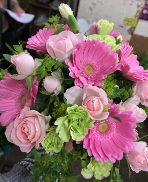 ピンクの濃淡の色合いのブーケ風花束です(≧∇≦)｜「花の香花園」　（愛知県犬山市の花キューピット加盟店 花屋）のブログ