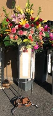 開店お祝いの外用生花スタンド花です！｜「花の香花園」　（愛知県犬山市の花キューピット加盟店 花屋）のブログ