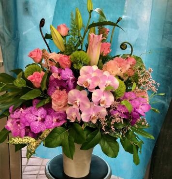 御祝のアレンジメント。こじんまりと華やかですが、上品な感じです。｜「花の香花園」　（愛知県犬山市の花キューピット加盟店 花屋）のブログ