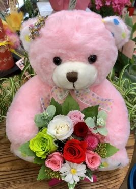 クマのぬいぐるみが抱っこしたアレンジメント（プリザーブドフラワー）です、かわいいです(≧∇≦)｜「花の香花園」　（愛知県犬山市の花キューピット加盟店 花屋）のブログ