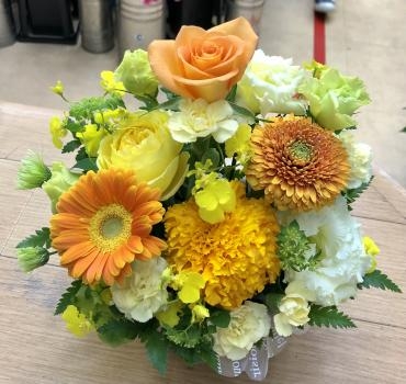 黄・オレンジ系爽やかな感じのアレンジメントです(≧∇≦)｜「花の香花園」　（愛知県犬山市の花キューピット加盟店 花屋）のブログ