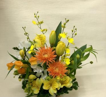 黄・オレンジ色系で春っぽい色合いのアレンジメントです。｜「花の香花園」　（愛知県犬山市の花キューピット加盟店 花屋）のブログ