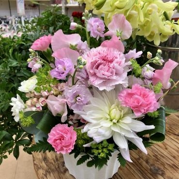 可愛らしい色合いのアレンジメントです。｜「花の香花園」　（愛知県犬山市の花キューピット加盟店 花屋）のブログ