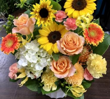 ヒマワリが好きな方への贈り物。フラワーアレンジメントです。｜「花の香花園」　（愛知県犬山市の花キューピット加盟店 花屋）のブログ