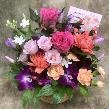 お誕生日おめでとうアレンジメントです｜「花の香花園」　（愛知県犬山市の花キューピット加盟店 花屋）のブログ