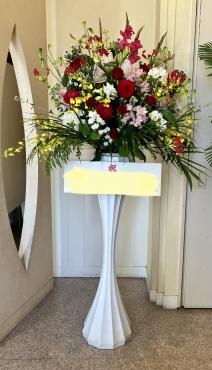 お菓子の城へお祝いスタンド花のお届けです。｜「花の香花園」　（愛知県犬山市の花キューピット加盟店 花屋）のブログ