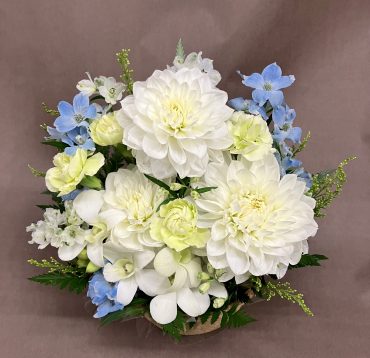 白・緑・水色系の色合いアレンジメントです。｜「花の香花園」　（愛知県犬山市の花キューピット加盟店 花屋）のブログ