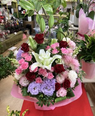 バラがお好きな方へのバラ多めのアレンジメントです(^^)/｜「花の香花園」　（愛知県犬山市の花キューピット加盟店 花屋）のブログ