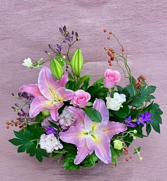 お誕生日のお祝いアレンジメントです(^^)/｜「花の香花園」　（愛知県犬山市の花キューピット加盟店 花屋）のブログ