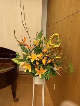 ハロウィンのピアノの発表会に飾りました、スタンド花です(^^)/｜「花の香花園」　（愛知県犬山市の花キューピット加盟店 花屋）のブログ