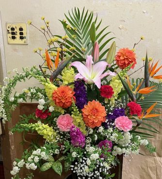 卒業式の演台アレンジメントです。大きく立派な感じです。（3月）｜「花の香花園」　（愛知県犬山市の花キューピット加盟店 花屋）のブログ